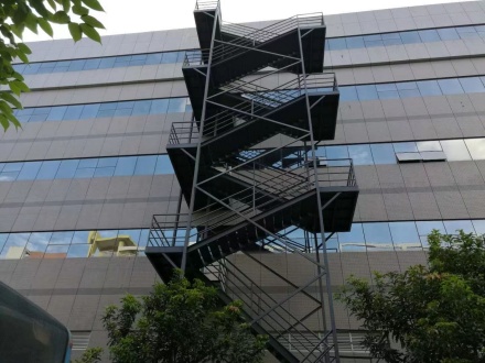 ?鋼結(jié)構(gòu)室外樓梯